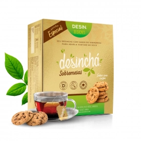 Caixa de chá sabor cookies da Desinchá, com uma xícara de chá a frente e dois cookies